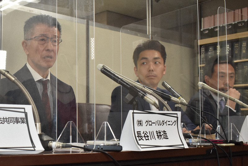 記者会見するグローバルダイニングの長谷川耕造社長(左)ら=東京都内で2021年3月22日午後0時45分、遠山和宏撮影