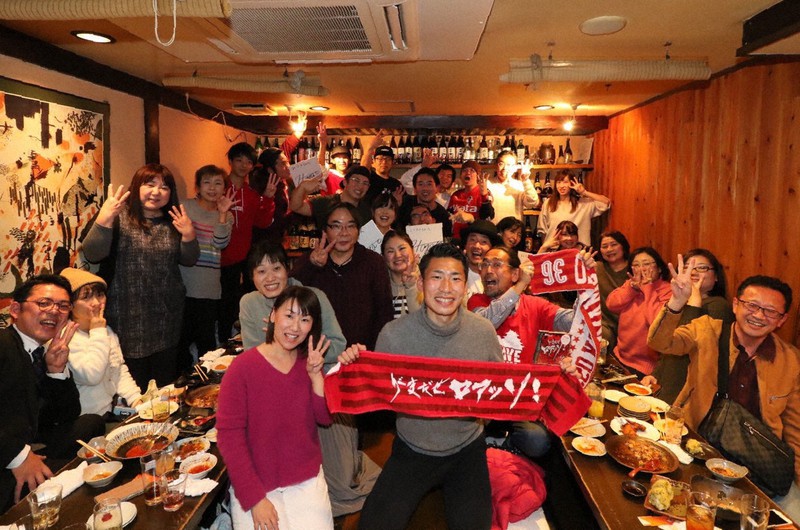 熊本への移籍直後に企画したサポーターとの交流会に参加する浅川隼人(中央)=本人提供