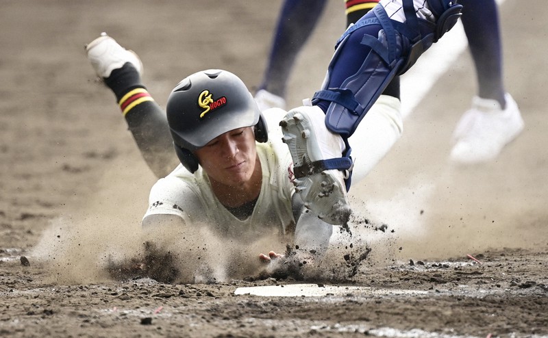 四回裏具志川商1死一、三塁、大城のスクイズで本塁に滑り込む知名椋=阪神甲子園球場で2021年3月22日、藤井達也撮影