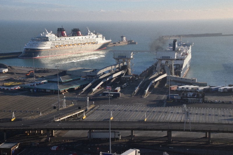 世界のまちかどで ここに注目 ３２９ イギリス 海峡越える交通路 毎日新聞