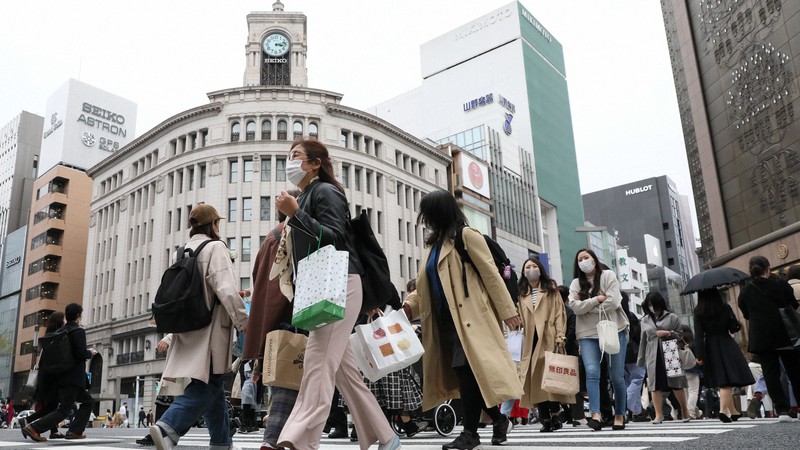 新型コロナウイルスの緊急事態宣言解除後、東京・銀座を歩く人たち。今後の地価の動向は見通せない=東京都中央区で2021年3月22日、佐々木順一撮影