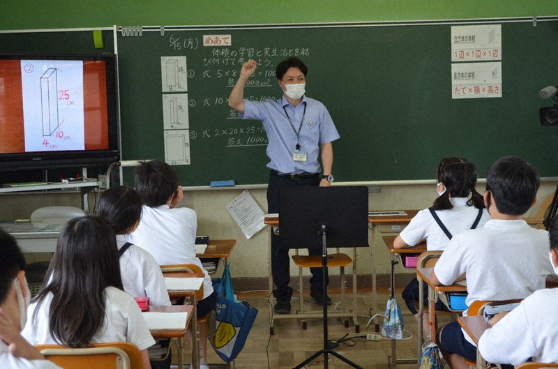 パソコン端末を前に、授業をする教師=大阪府寝屋川市内で2020年6月15日午前10時54分、亀田早苗撮影