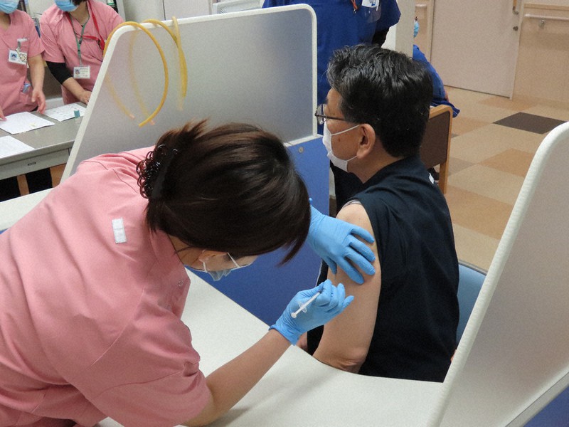 看護師から新型コロナウイルスのワクチン接種を受ける武冨院長