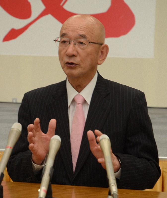 萩市長選で初当選し、記者会見で抱負を述べる田中文夫氏=山口県萩市で2021年3月22日午前10時4分、遠藤雅彦撮影