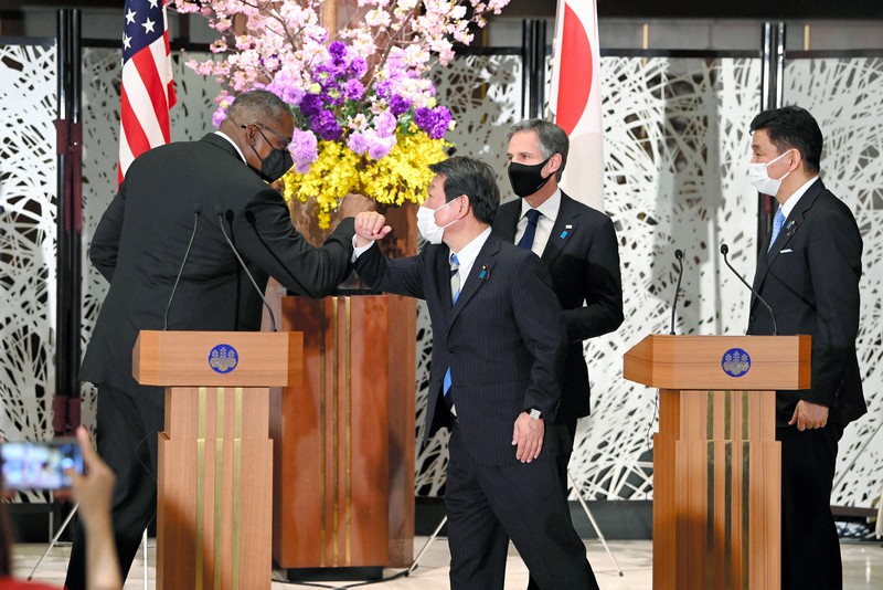 記者会見を終え、あいさつを交わす(左から)米国のロイド・オースティン国防長官、茂木敏充外相、米国のアントニー・ブリンケン国務長官、岸信夫防衛相=東京都港区の飯倉公館で2021年3月16日(代表撮影)