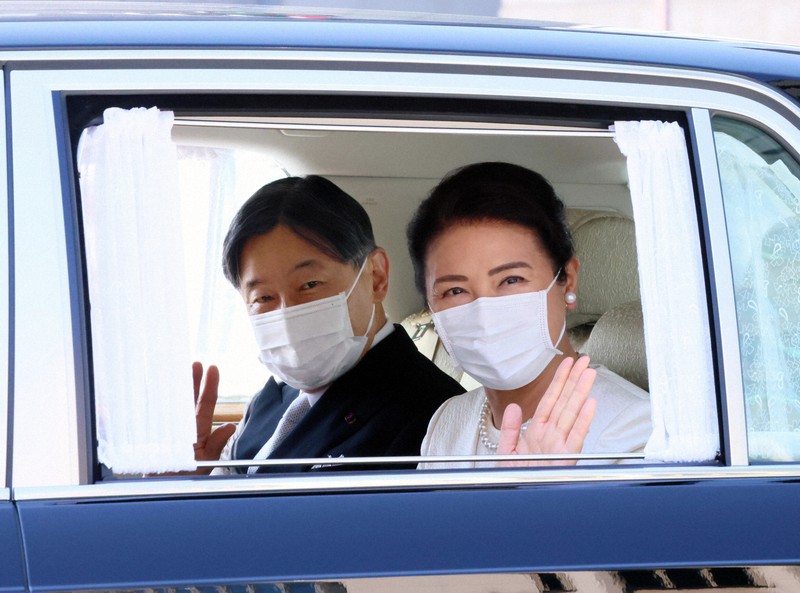 「講書始の儀」のため皇居に入る天皇、皇后両陛下=皇居・半蔵門で2021年3月23日午前10時15分(代表撮影)