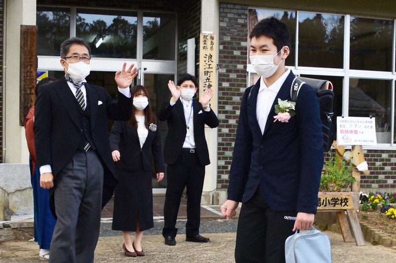 浪江町立津島小を卒業し、教員らに見送られる須藤嘉人さん(右端)=福島県二本松市で2021年3月23日午後3時41分、渡部直樹撮影