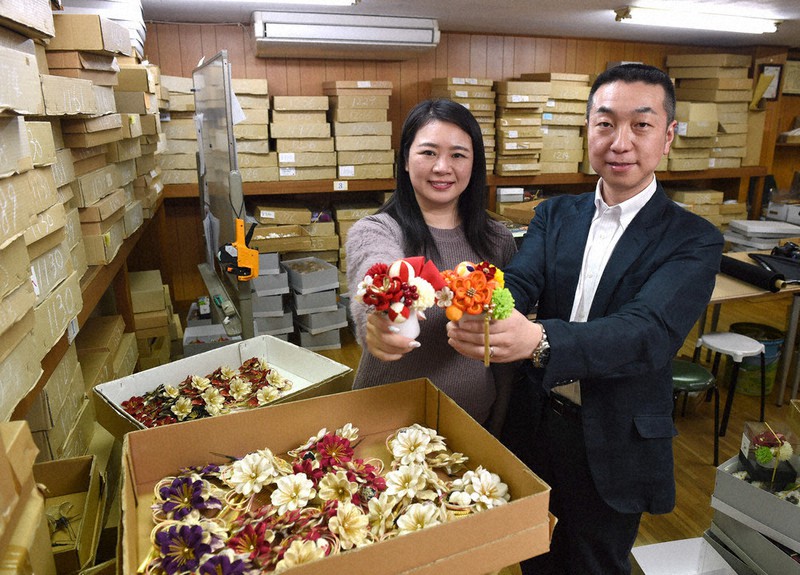 江戸東京見本帳：つまみかんざし かんざし杉野 晴れの日に満開の髪飾り