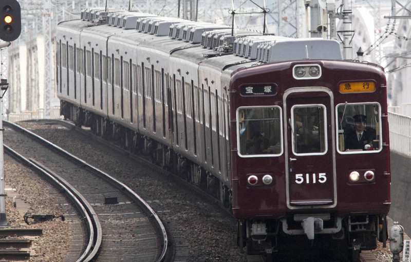 1971年登場の5100系。マルーン一色に塗られた車体が阪急のアイデンティティーを主張する。=大阪府の阪急電鉄宝塚本線・中津-十三間で2011年3月、金盛正樹撮影