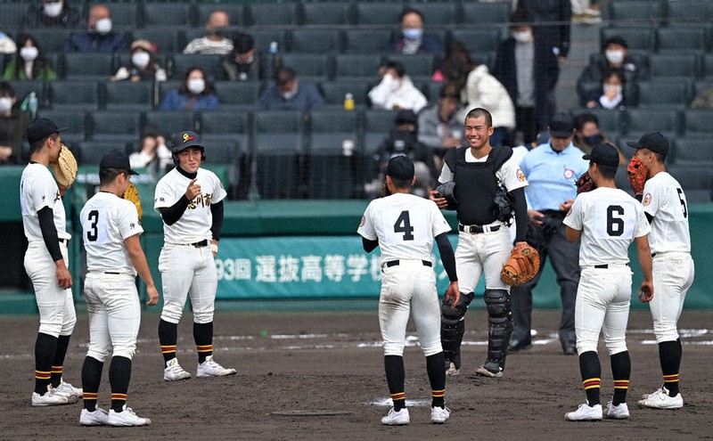 @マウンド 【具志川商8-3八戸西】六回表、互いに距離を取ってマウンドに集まる具志川商の選手たち=2021年3月22日、平川義之撮影