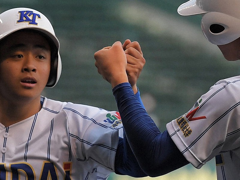 @本塁 【健大高崎6-2下関国際】八回裏健大高崎2死一、二塁、綱川真之佑の二塁打で生還し、森川倫太郎(右)とグータッチする伊藤翔哉=阪神甲子園球場で2021年3月19日、津村豊和撮影