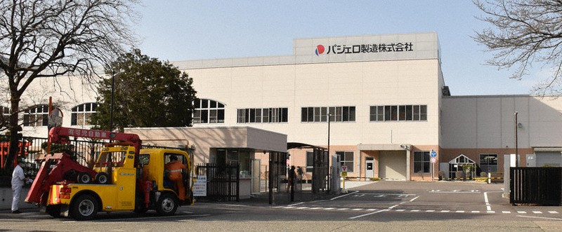 9月までに閉鎖される「パジェロ製造」の工場。道路に面した入り口付近には「三菱パジェロ生誕の地」と記されたパネルが掲げられていた=岐阜県坂祝町酒倉で2021年3月19日、黒詰拓也撮影