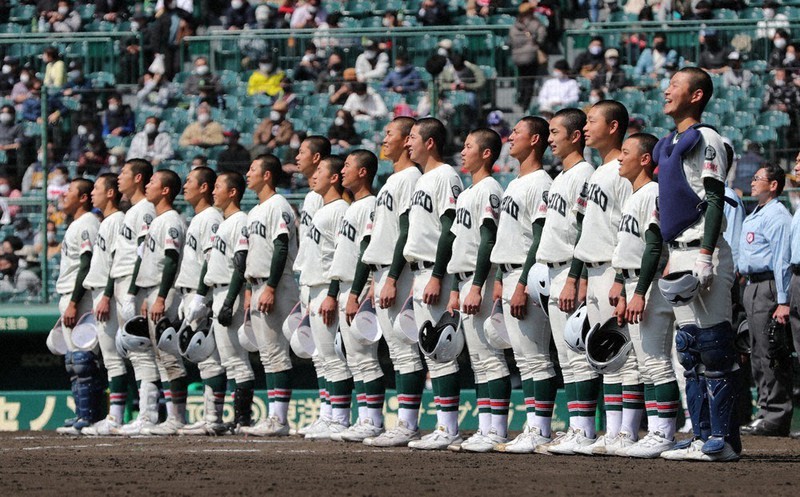 接戦を制し、校歌を歌う市和歌山の選手たち=兵庫県西宮市の阪神甲子園球場で、吉田航太撮影