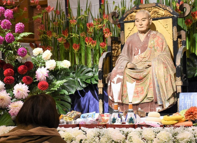 開帳された薫的和尚像=高知市の薫的神社で、郡悠介撮影