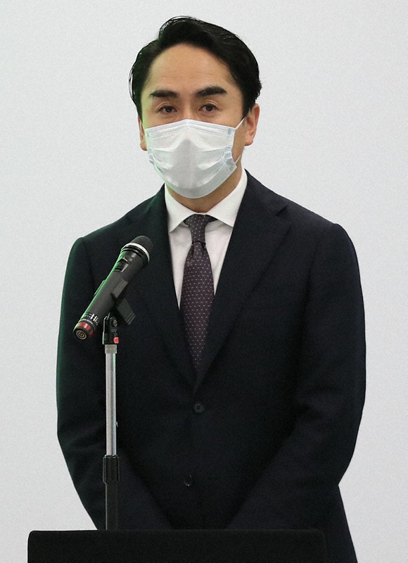 第三者委員会初回会合の冒頭で陳謝するLINEの出沢剛社長=東京都千代田区で23日午後4時35分、玉城達郎撮影