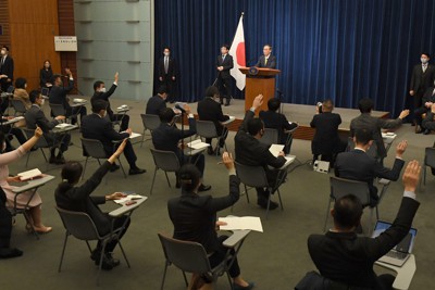 多くの記者が質問のため挙手した菅義偉首相の記者会見＝東京都千代田区の首相官邸で2020年12月4日午後6時25分、竹内幹撮影