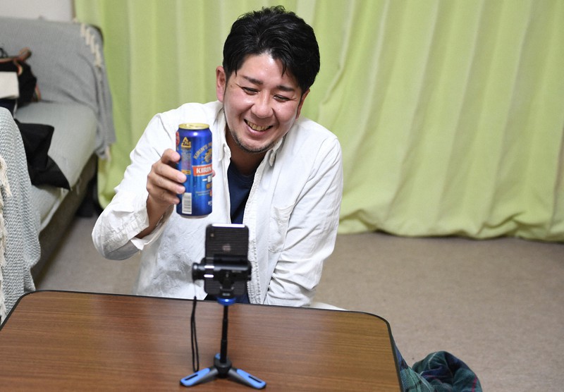 神奈川県内の自宅マンションからオンライン婚活パーティーに参加する男性会社員。新型コロナウイルスの感染拡大で増えた1人の時間の中で考え、改めて隣にいてくれる人がほしいと感じたという=2021年3月12日午後9時45分、竹内紀臣撮影