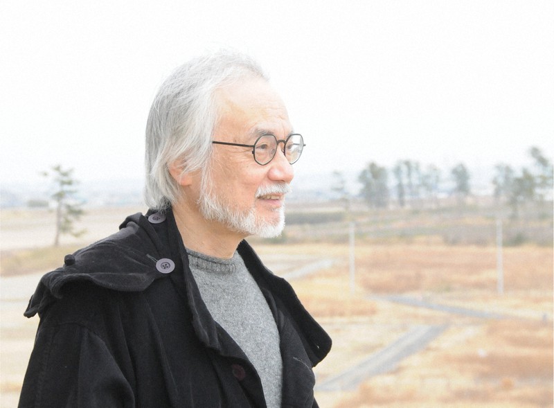 仙台市の南東端、藤塚地区の海岸公園に築かれた「避難の丘」に立つ佐伯一麦さん=仙台市若林区で2021年3月12日午前11時37分、棚部秀行撮影