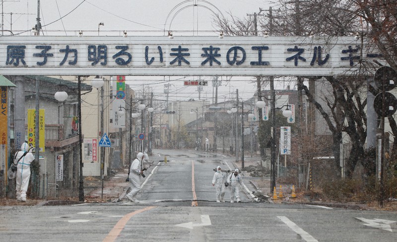 目抜き通りに掲げられた「原子力明るい未来のエネルギー」と記された看板=福島県双葉町で2012年3月2日、岩下幸一郎撮影