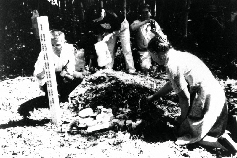 ソ連に抑留され亡くなった日本人の墓参をする人たち=1990年8月