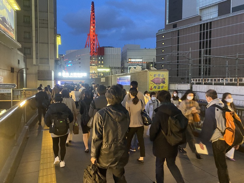 梅田の雑踏の様子=大阪市北区で2021年3月22日午後6時28分、福田隆撮影