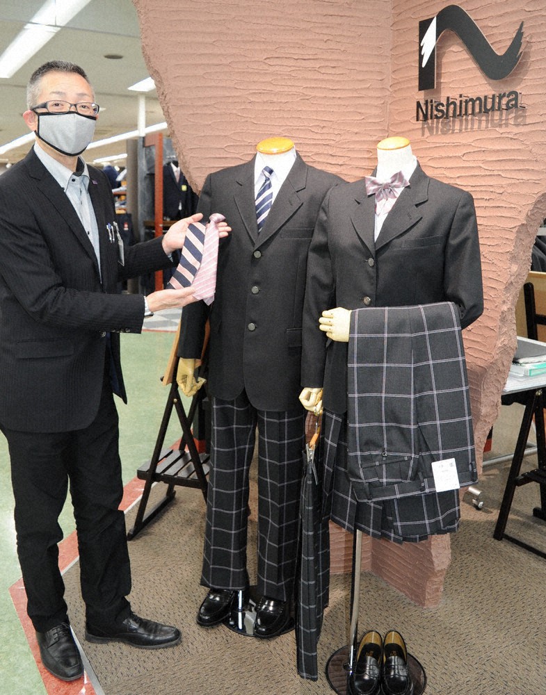 酒田市立東部中の新しい制服=山形県酒田市こがね町のファッションワールドニシムラ酒田店で2021年3月11日、長南里香撮影