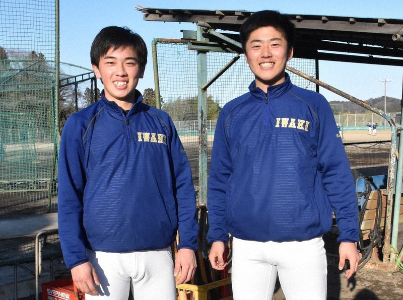 磐城高を卒業した岩間涼星選手(左)と沖政宗投手=福島県いわき市平の磐城高校グラウンドで2021年2月19日、磯貝映奈撮影