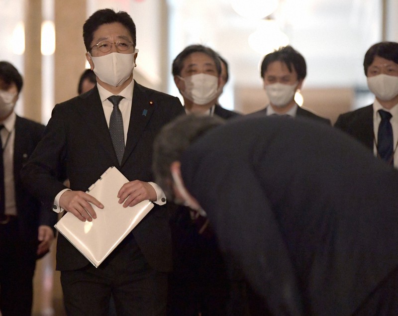衆院議院運営委員会理事会に臨む加藤勝信官房長官(左)=国会内で2021年3月25日午後3時57分、竹内幹撮影