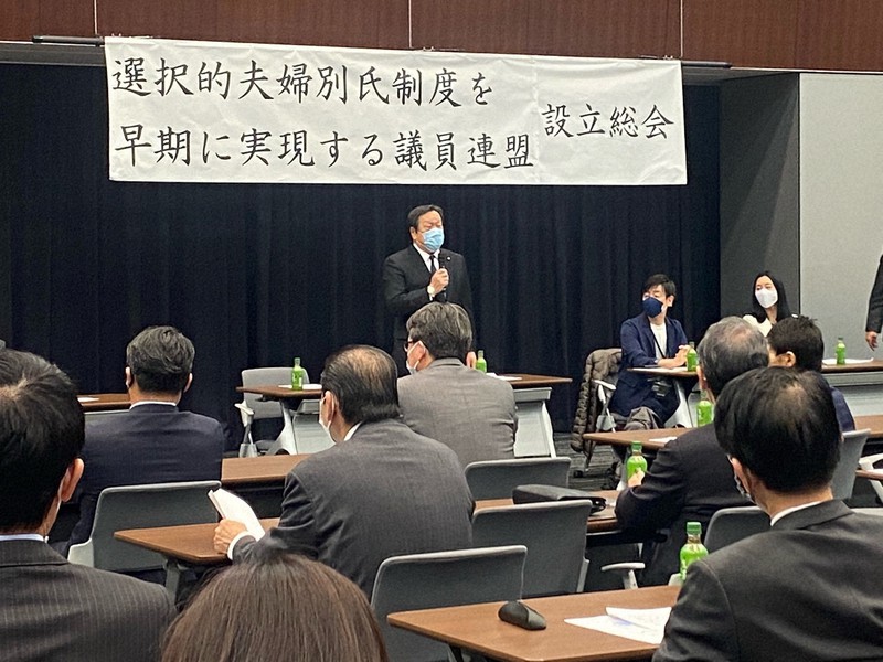 設立総会であいさつをする浜田靖一元防衛相(中央)=国会内で2021年3月25日、野間口陽撮影