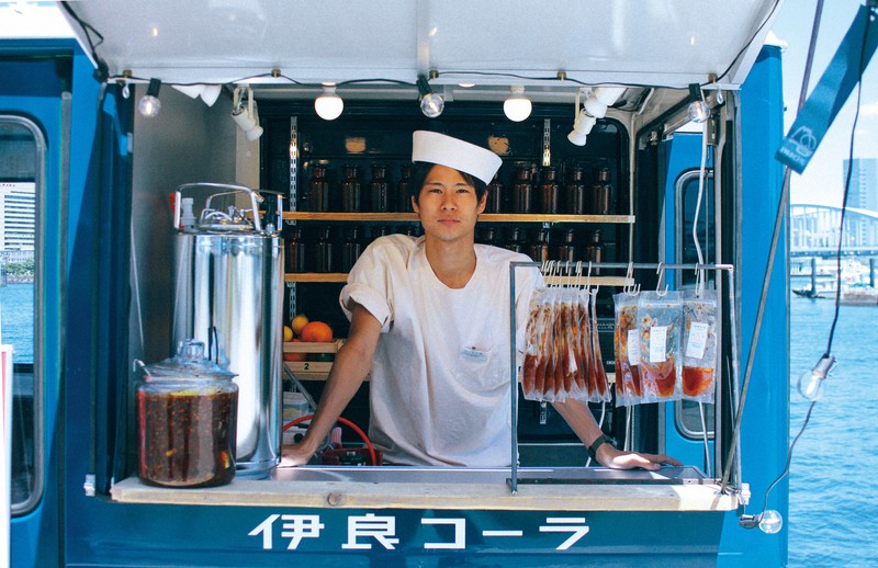 フードトラックで販売する伊良コーラ代表の小林さん＝伊良コーラ提供