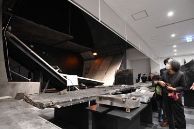 完成した「安全啓発館」で、実際に崩落した天井板（左奥）などを見学する遺族ら＝東京都八王子市で2021年3月25日午前10時47分、滝川大貴撮影