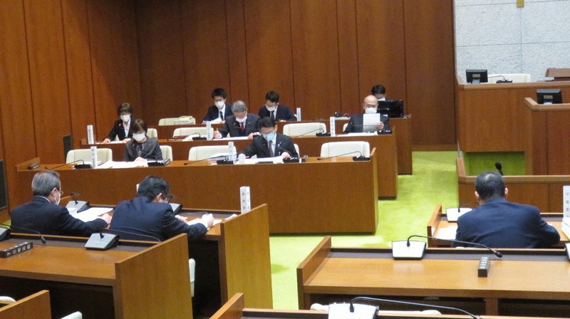 一連の「サウナ問題」について、調査結果を基に委員らが意見を述べた=大阪府池田市議会百条委で2021年3月25日午前10時33分、三角真理撮影