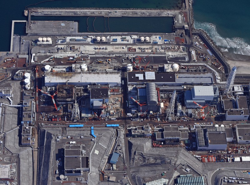 東京電力福島第1原発の(左から)1~4号機=福島県大熊町で2021年2月13日、本社ヘリから手塚耕一郎撮影