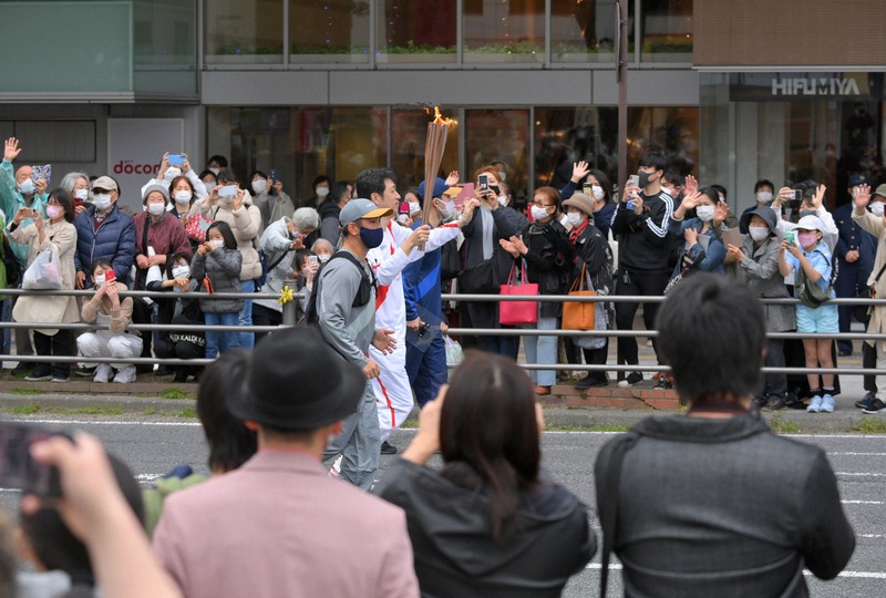 JRいわき駅前の繁華街で聖火リレーを見物する大勢の人たち＝福島県いわき市で2021年3月25日午後1時1分、手塚耕一郎撮影