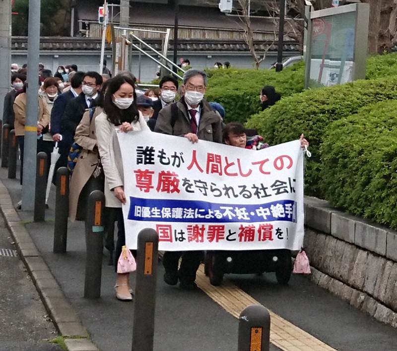 口頭弁論に臨む原告団ら=神戸市中央区の神戸地裁前で2021年3月25日午後1時18分、山本真也撮影