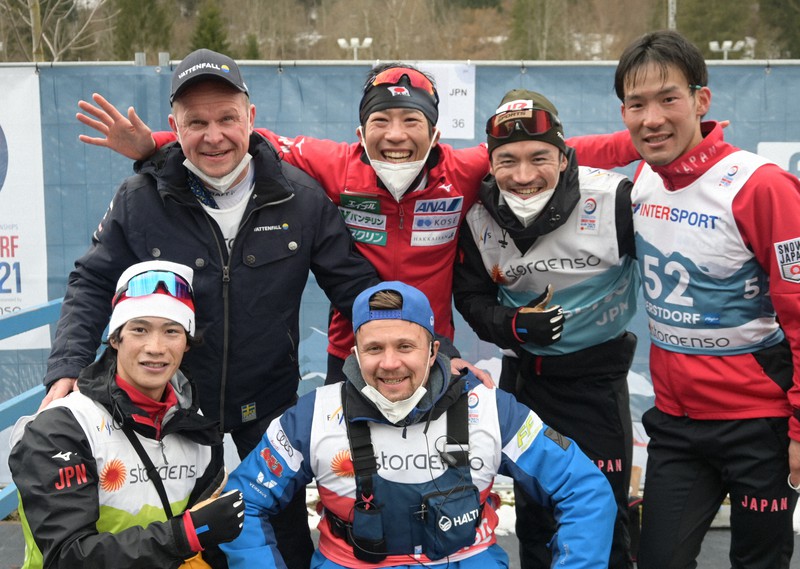 世界選手権を終えて笑顔を見せる吉田圭伸(後列左から2人目)。代表メンバーの宮沢大志(同3人目)、宇田崇二(同4人目)、馬場直人(前列左)や以前日本チームのワックスを担当していた外国人スタッフと記念撮影した=ドイツ・オーベルストドルフで2021年3月7日、本人提供