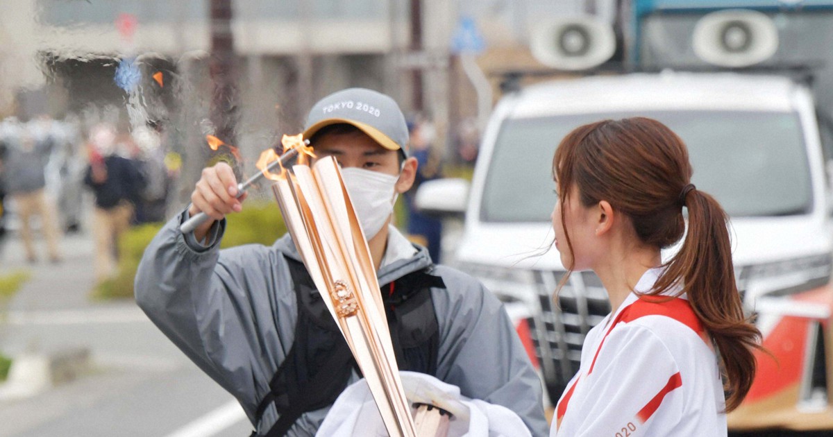 聖火リレーの炎が消え、ランタンで再点火 ランナーもびっくり | 毎日新聞