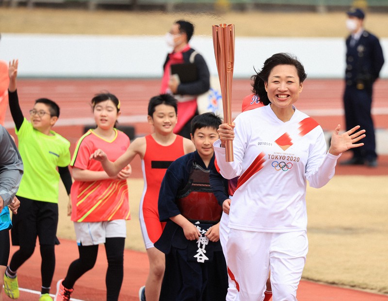 子どもたちと共に東京五輪聖火リレーのトーチを手に走るしずちゃん(手前)=福島県いわき市で2021年3月25日午後0時9分、梅村直承撮影