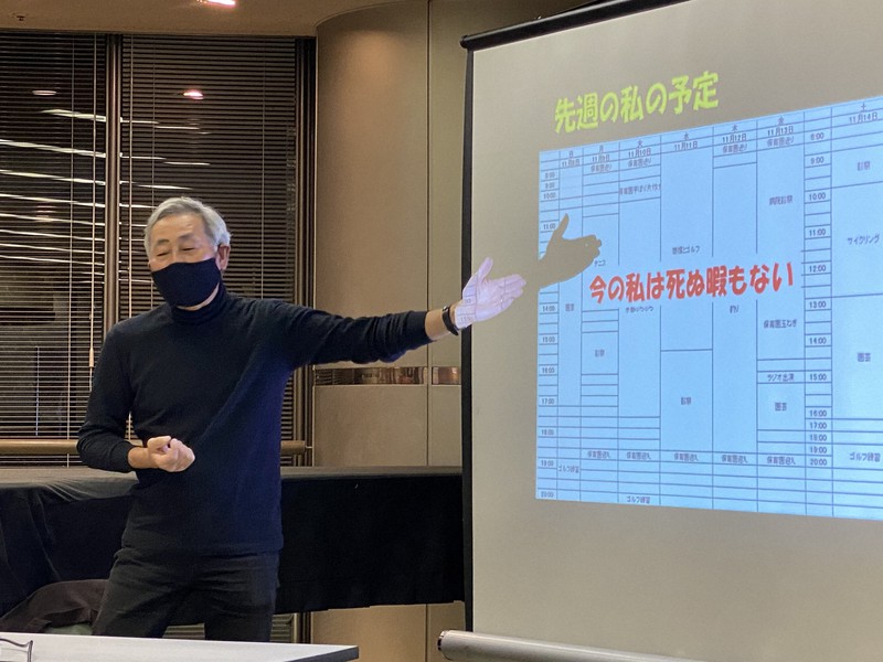毎日文化センターで講演する石蔵文信・大阪大招へい教授。元気そうに、楽しく過ごす日々などについて語った=大阪市北区で2020年11月17日
