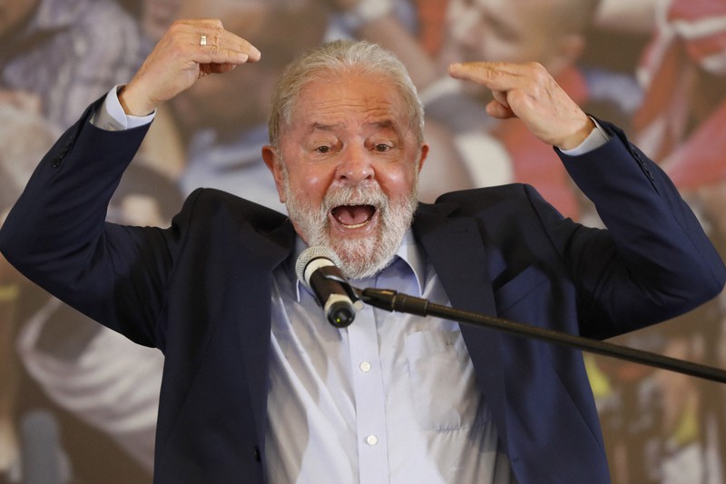 有罪判決の無効決定を受けて演説するルラ元大統領=ブラジル最大都市サンパウロ郊外で2021年3月10日、APdre Penner)