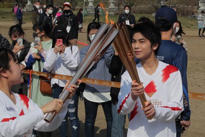 一生の記念だけど…ランナーだけが買える聖火トーチ、お値段は？ | 毎日新聞