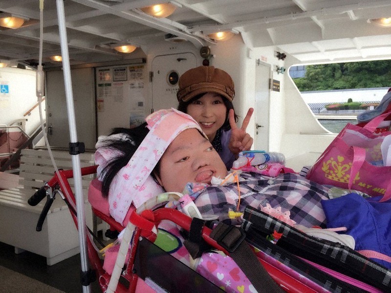 平本歩さん(手前)は全国を旅した。東京への日帰り旅行では、ヘルパーと水上バスにも乗った=2014年5月16日(平本美代子さん提供)