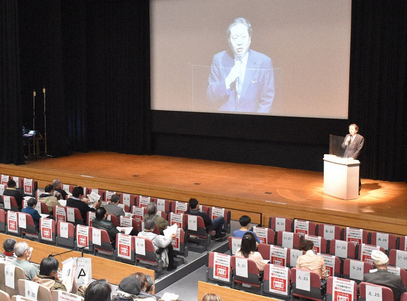 安全対策工事に関する住民説明会で、相次ぐ失態をわびる橘田昌哉・東電新潟本社代表=新潟市中央区で2021年2月12日午後6時1分、井口彩撮影