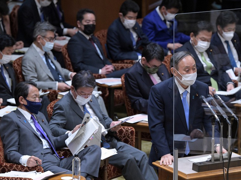 参院予算委員会で質問に答える菅義偉首相(右手前)=国会内で2021年3月26日午前9時28分、竹内幹撮影