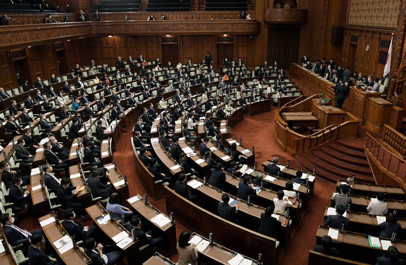 2021年度予算が賛成多数で可決、成立した参院本会議=国会内で2021年3月26日午後5時44分、竹内幹撮影