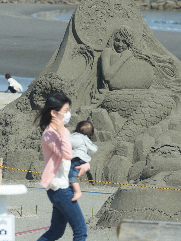 「人魚姫の春」をテーマに完成した砂の造形=宮崎市新別府町で2021年3月22日、上入来尚撮影
