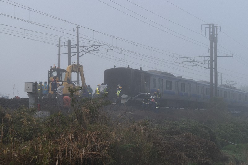常磐線の列車と衝突の車 フェンス破り線路に 運転手見つからず 毎日新聞