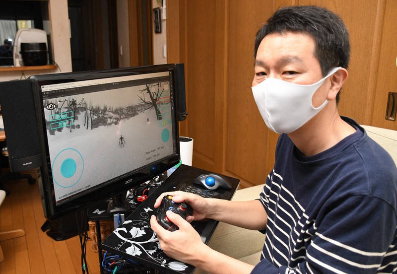 雪崩事故当時の様子を再現したソフト「Nasu3D」を操作する奥勝さん=栃木県さくら市内で2021年3月18日午後9時49分、玉井滉大撮影