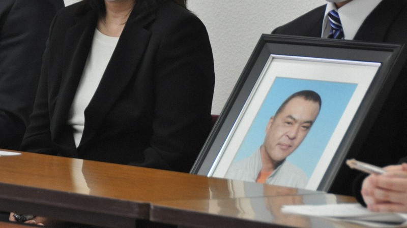 島谷和則さんの遺影を手に、判決後の報告集会に臨む遺族=神戸市中央区橘通3の「あすてっぷKOBE」で2021年3月26日午後2時27分、中村清雅撮影