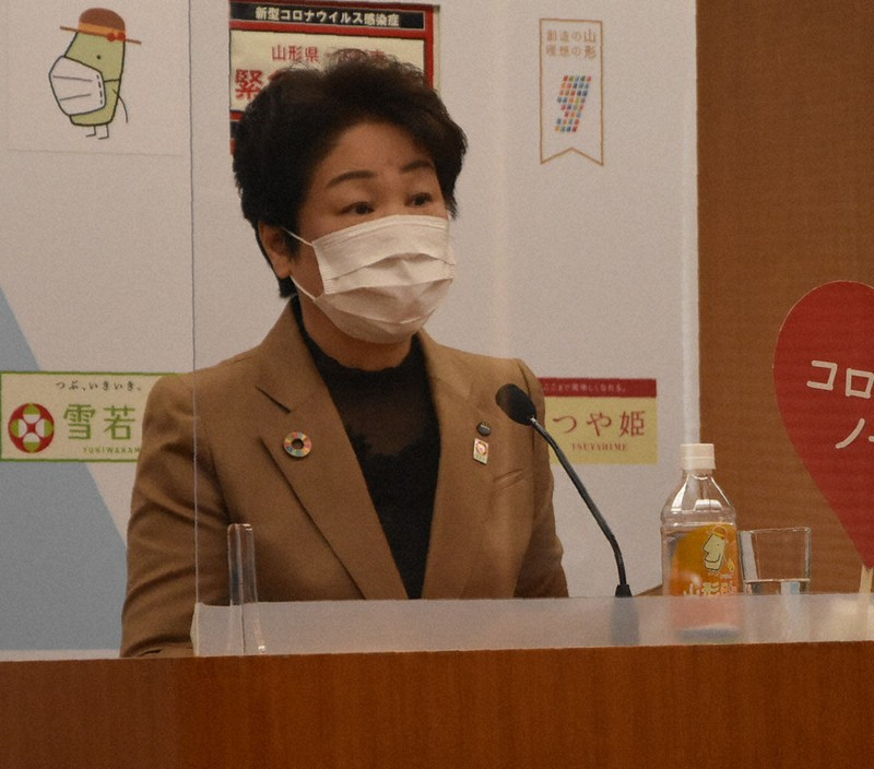 臨時記者会見で、急増するコロナ感染について説明する吉村知事=山形県庁で2021年3月25日午後2時55分、藤村元大撮影